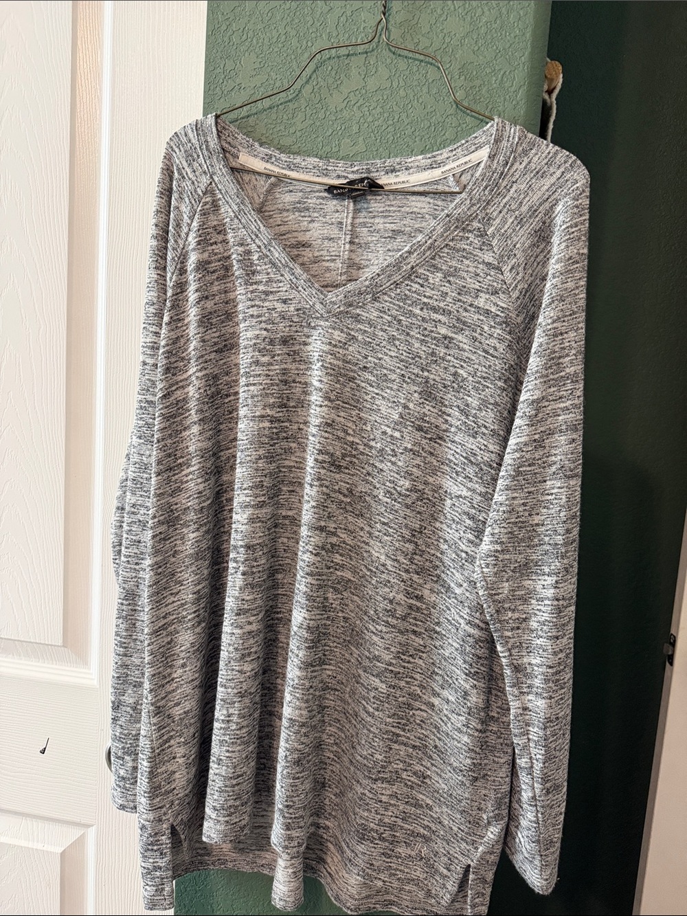 Banana Republic V-Neck xl Long Sleeve Heathered Gray Women's Top